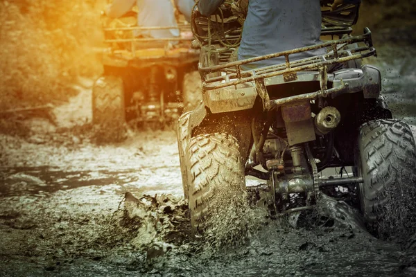 Azione colpo di sport atv veicolo in esecuzione in pista di fango — Foto Stock