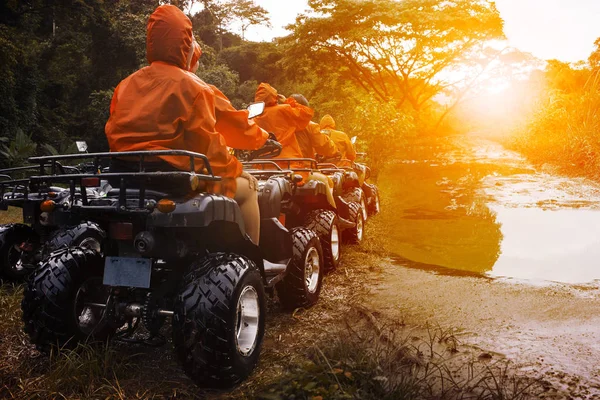 ATV sport fordonet team redo att äventyr i lera spår — Stockfoto