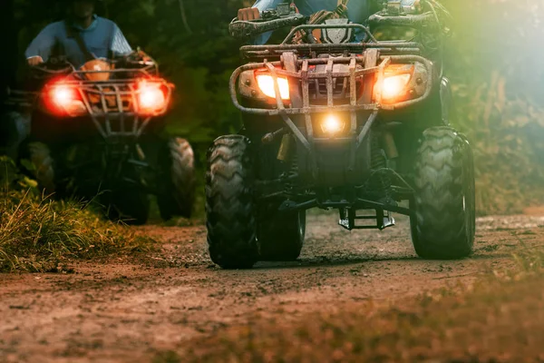 Homem equitação atv veículo no offroad pista, pessoas ao ar livre esporte ac — Fotografia de Stock