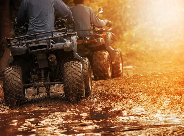 Homem equitação atv veículo em off road track, pessoas ao ar livre esporte a — Fotografia de Stock