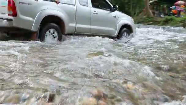 NAKORN NAYOK TAILANDIA - JULIO 17,2017: vehículo todoterreno cruzando vapor natural de montaña en la provincia de nakorn nayok nuevo destino de aventura weeken cerca de Bangkok — Vídeo de stock