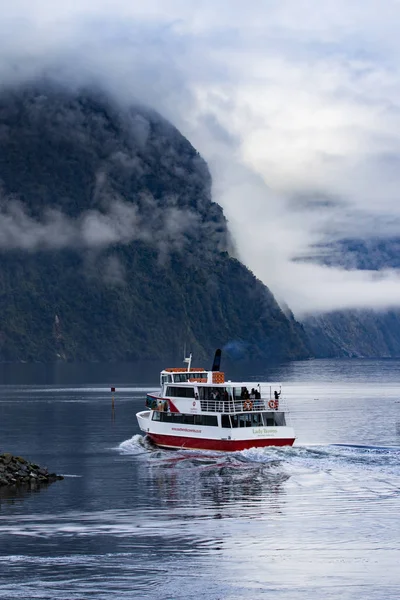 Νέα Ζηλανδία Milford Sound - Αύγουστος 30,2015: τουριστική βάρκα cruisi — Φωτογραφία Αρχείου