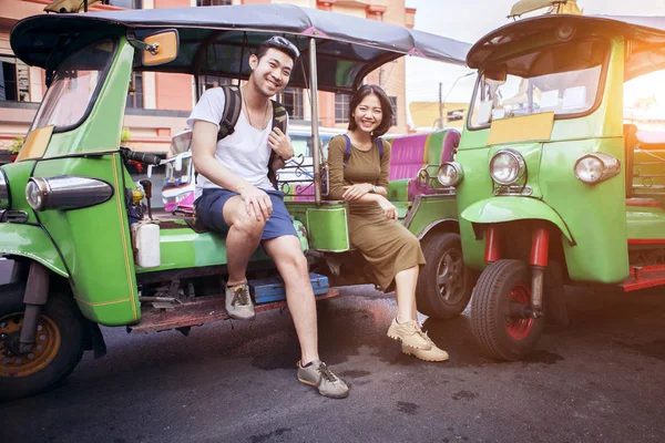 Parejas de jóvenes viajeros sentados en tuk tuk bangjalá tha —  Fotos de Stock