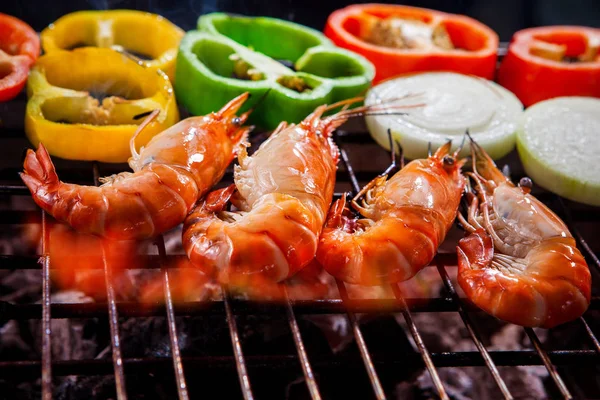 Shrimp,prawns grilled on barbecue fire stove with chilly onion f — Stock Photo, Image