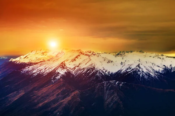 Krásná krajina slunce stoupá nebe nad snowcaped mountain — Stock fotografie