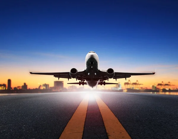 Грузовой самолет вылет из взлетно-посадочных полос аэропорта против морского порта обратно — стоковое фото