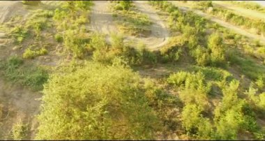 toprak sahada kişini enduro motosiklet