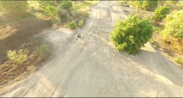 Jazda motocyklem enduro na brud pola człowieka — Wideo stockowe