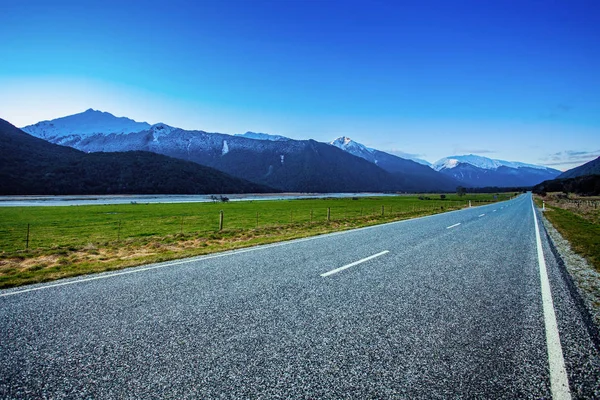 Hermoso paisaje de camino de asfalto en el aspirante a parque nacional sur — Foto de Stock