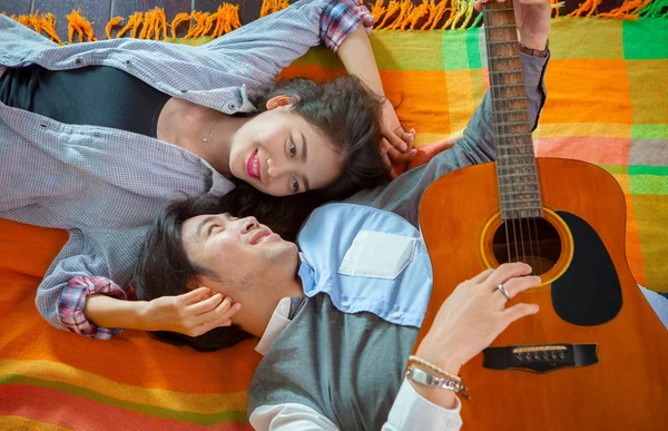 亚洲的年轻男人和女人弹吉他与放松的夫妇 — 图库照片