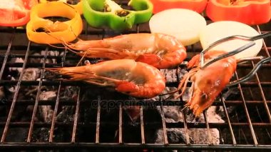 karides ızgara ile soğuk soba Barbekü yanıyor ve soğan halkası