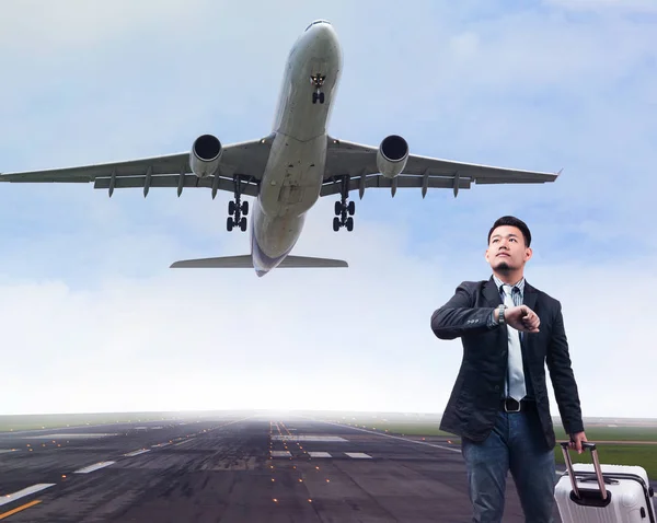 Бизнесмен и самолет в аэропорту — стоковое фото