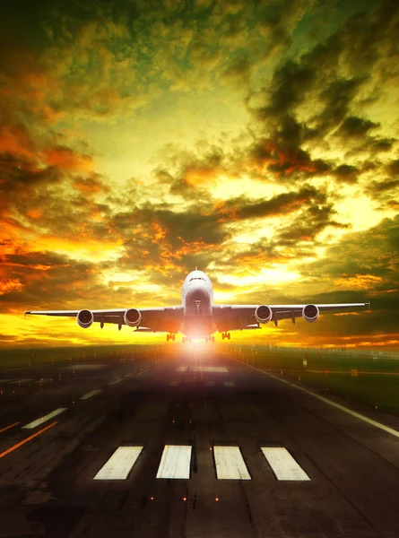 Airliner plane take off from airport runway against beautiful su — Stock Photo, Image