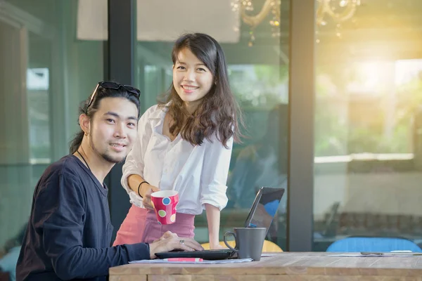 Aziatische jongere freelance man en vrouw geluk emotie werken — Stockfoto