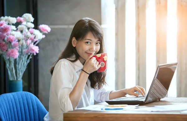 Geluk lachende gezicht van jonge Aziatische vrouw warme koffie drinken — Stockfoto