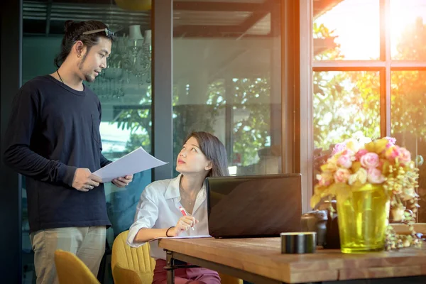 Aziatische man en vrouw freelance thuiswerk office — Stockfoto