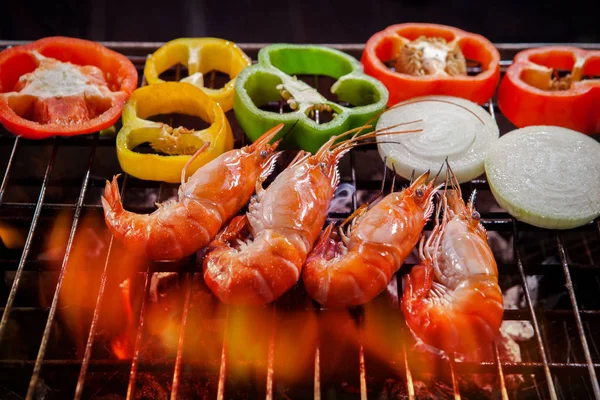 Shrimp,prawn grilled on barbecue stove with chilly and onion rin — Stock Photo, Image