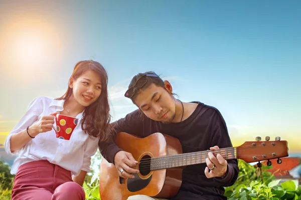 对年轻的亚洲男人和女人放松玩吉他夫妇我 — 图库照片