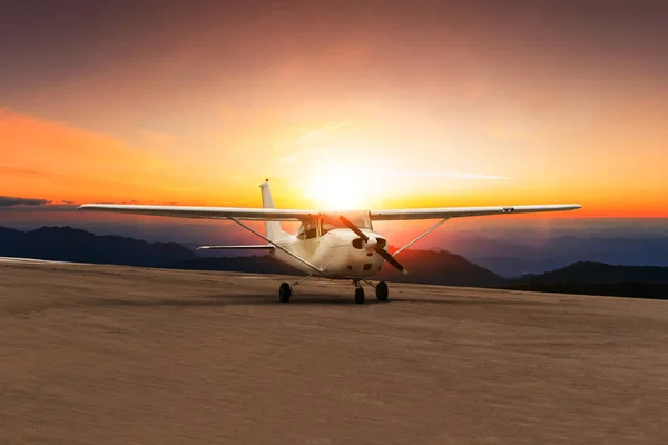 Vieux taxi avion hélice sur la piste de l'aéroport contre le beau soleil — Photo