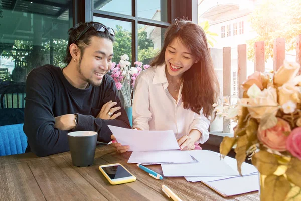 Giovane asiatico freelance lavoro a casa felicità e sorridente faccia — Foto Stock