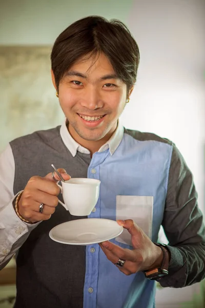 Dobře vypadající Asiat zubatý usmívající se tvář štěstí emoce wit — Stock fotografie