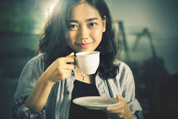 Cerrar la cara de la mujer asiática con taza de café caliente listo para beber —  Fotos de Stock