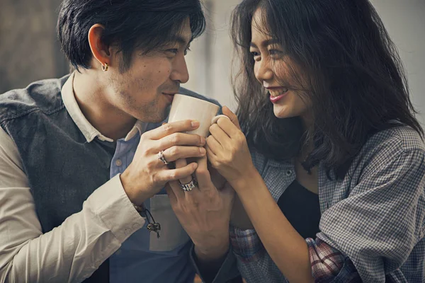 Asya genç adam ve kadın mutluluk duygu ile çiftler ho — Stok fotoğraf