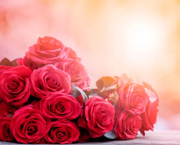 Primer plano hermoso bouguet de rosas rojas con luz brillante backgrou —  Fotos de Stock