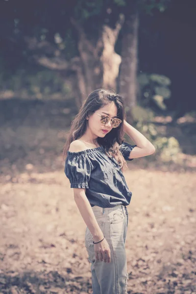 Asian woman model pose for fashion photography on dry leaves — Stock Photo, Image