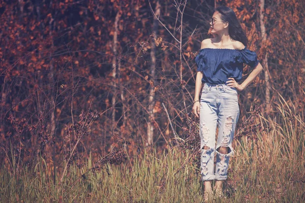 Asiatische Models posieren für Modefotografie auf trockenen Blättern — Stockfoto
