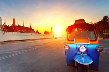 Tuk tuk ve güneş gökyüzü d grand palace en popüler seyahat adlı ayarla