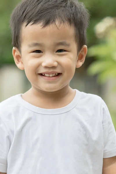 Close up faccia di asiatico bambini cercando per fotocamera — Foto Stock