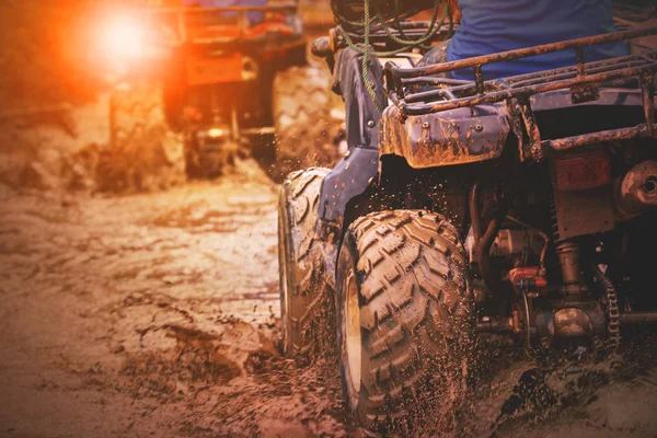 Tiro de acción del vehículo deportivo atv corriendo en pista de barro —  Fotos de Stock