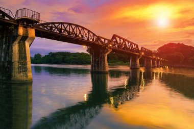 kanchanaburi içinde en renkli twilight saat nehir khaw, köprü