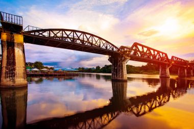kanchanaburi içinde en renkli twilight saat nehir khaw, köprü