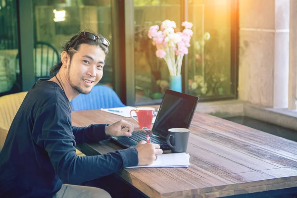 Asya genç serbest adam evde çalışma compute office
