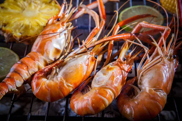 Crevettes, crevettes grillées sur le barbecue avec citron et ananas — Photo