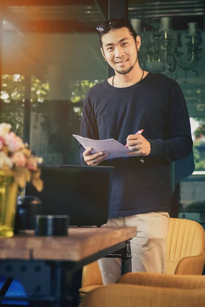 Giovane asiatico freelance uomo standing con sorridente faccia in casa off — Foto Stock