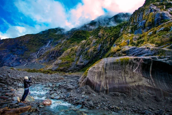 旅游一名男子将一张照片中重要的弗朗茨 · 约瑟夫冰川 — 图库照片