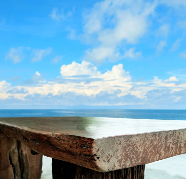 Piano del tavolo in legno vuoto e bellissimo sfondo cielo blu per displ — Foto Stock