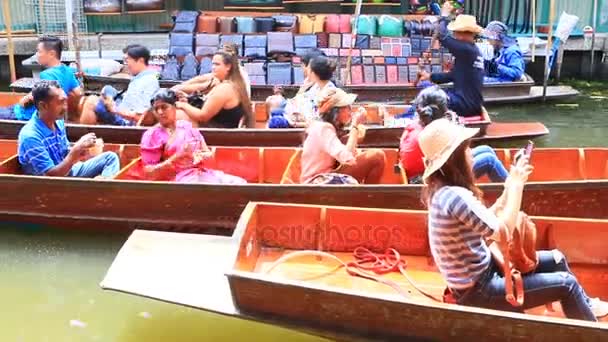 RATCHABURI THAÏLANDE - 25 JUIN 2017 : trafic de bateaux de tourisme dans le canal dumnoensaduak destination de voyage la plus populaire à ratchaburi loin de l'ouest du bangthe à environ 100 kilomètres — Video