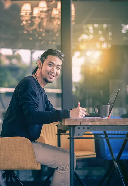 Asiatico più giovane freelance uomo lavoro a casa ufficio con calcolo — Foto Stock