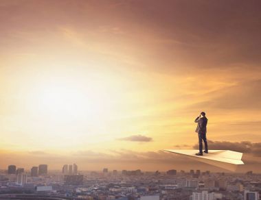 Binoküler kentsel sahne tarafından uçak kağıt casusluk iş adamı