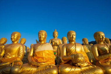 Buda heykeli karşı açık mavi gökyüzü Tayland tapınak