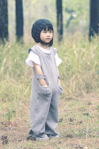 Портрет милих азіатських дітей у вовняній шапці, що стоїть в — стокове фото
