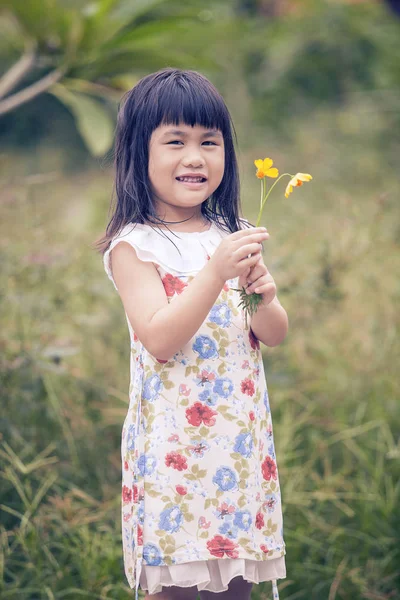 Retrato de linda menina com cosmos amarelo buquê de flores em han — Fotografia de Stock