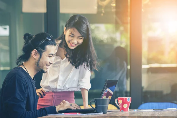 Geluk emotie van Aziatische jongere man en vrouw, freelance team — Stockfoto