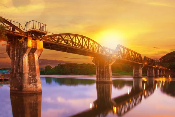 Красочные сумерки моста через реку Хао в Канчанабури наиболее — стоковое фото