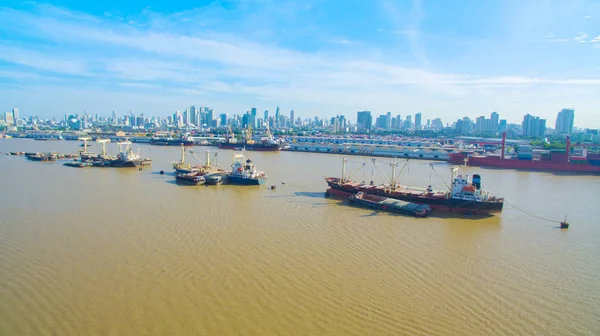 chao Halkla ilişkilerde yüzen ticari ve konteyner teknenin havadan görünümü