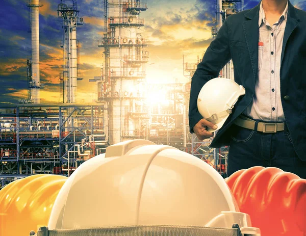 Hombre de ingeniería y casco de seguridad contra la industria de refinería de petróleo — Foto de Stock